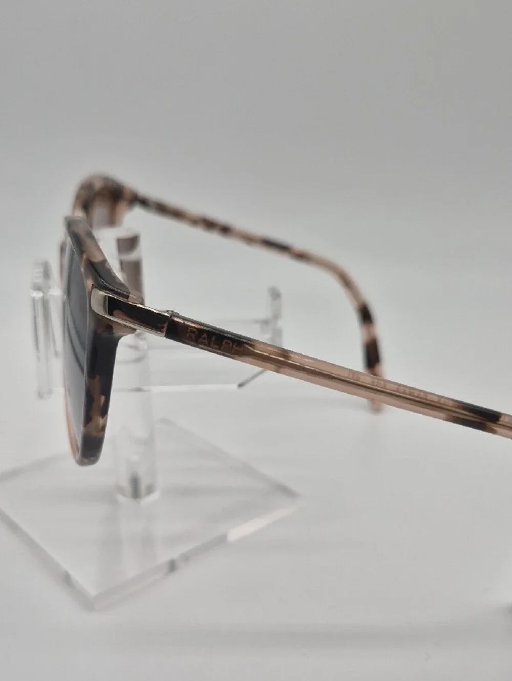 N/A stylish tortoiseshell